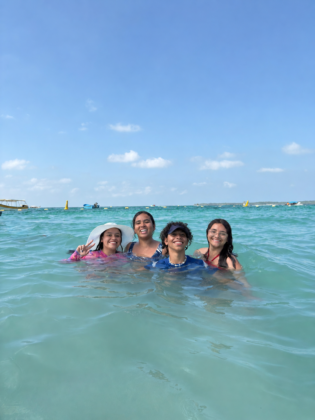 Estudiantes disfrutando el mar durante la excursión