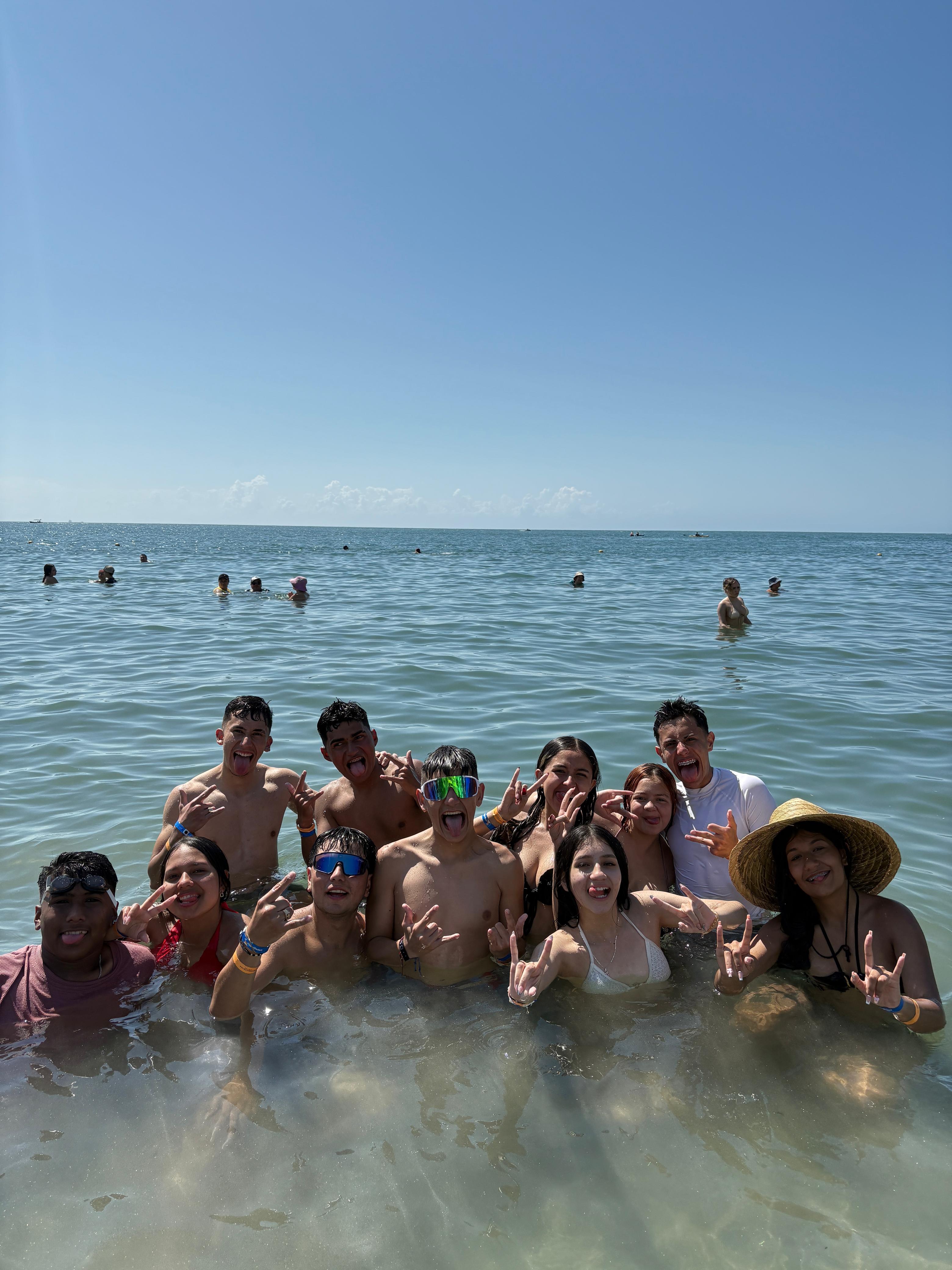 Estudiantes en una actividad recreativa al aire libre