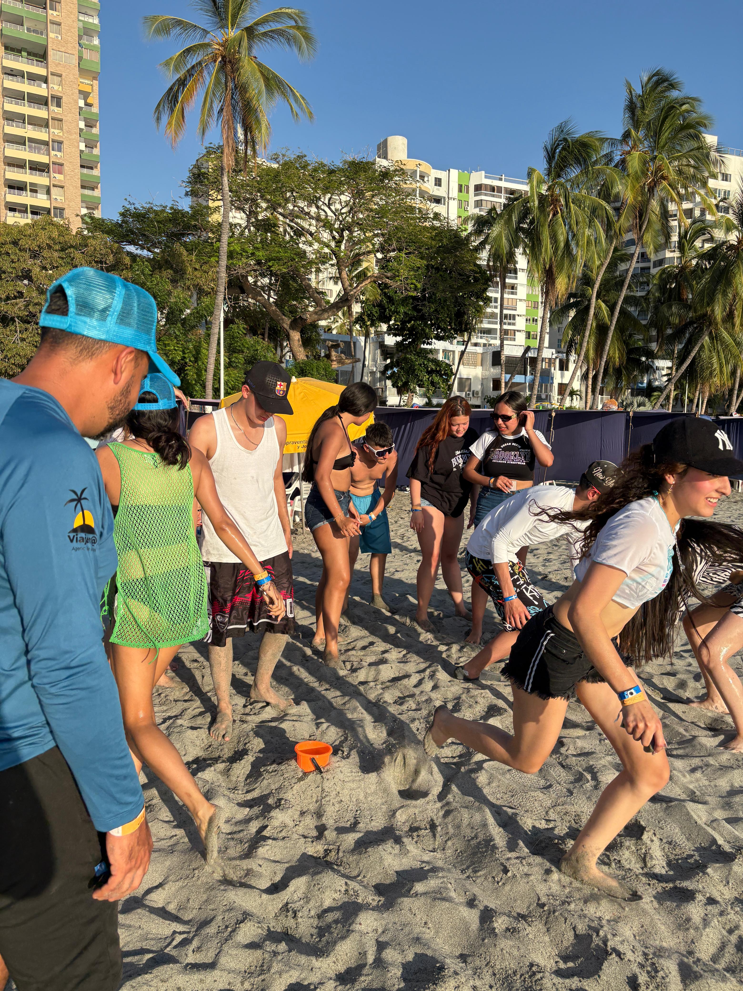 Actividad de grupo en la playa con acompañamiento