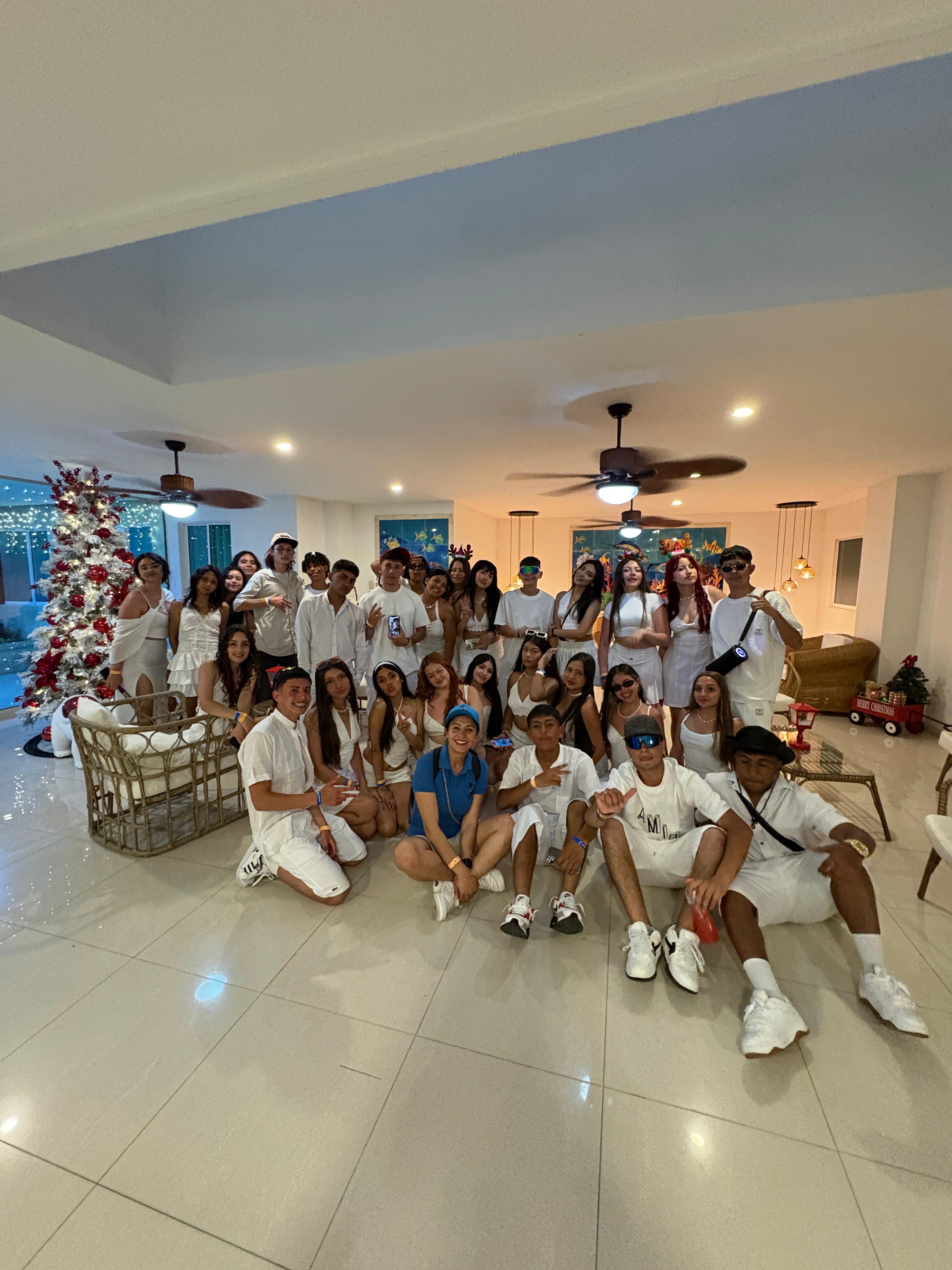 Grupo de estudiantes en una celebración temática